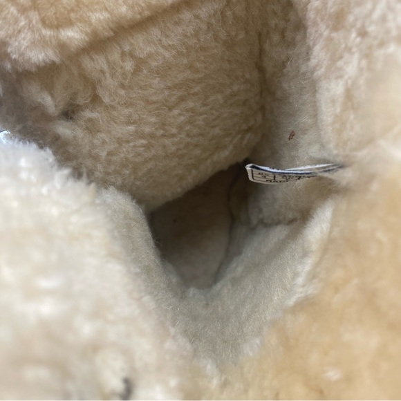 BearPaw Lauren Brown Suede sheepskin/wool lined warm button boot. Size 9 - Picture 7 of 9